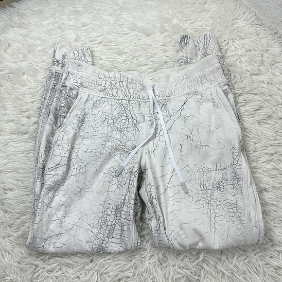 Lululemon Warm Down Jogger *7/8 Length Thread Dye White Black - Picture 1 of 5